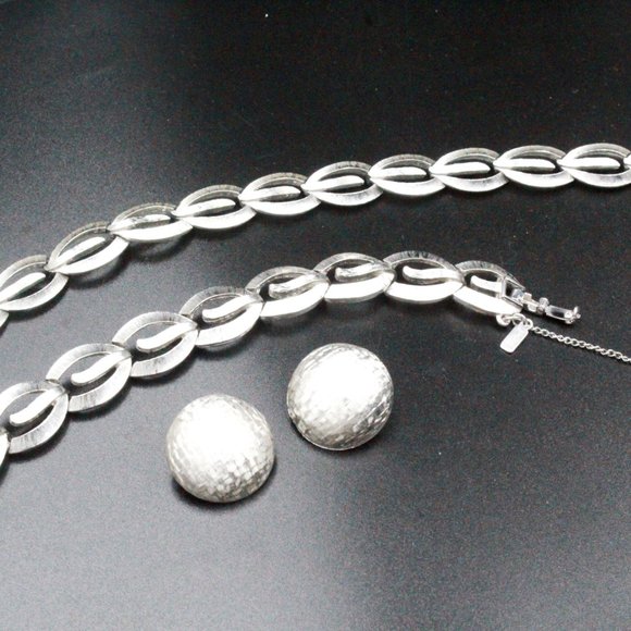 Monet Signed Designer High End Silver Tone Textured Brushed Necklace Set - Picture 7 of 10